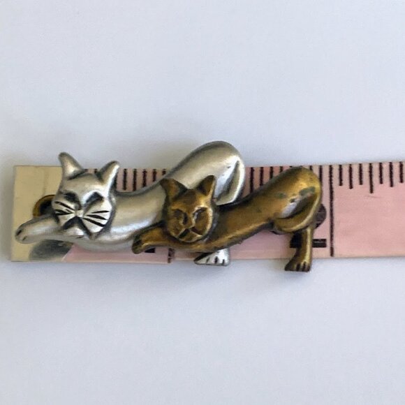 Vintage G Design Two-Tone Pewter Cat Brooch – Stretching Grumpy Cats Figural Pin - Picture 6 of 7